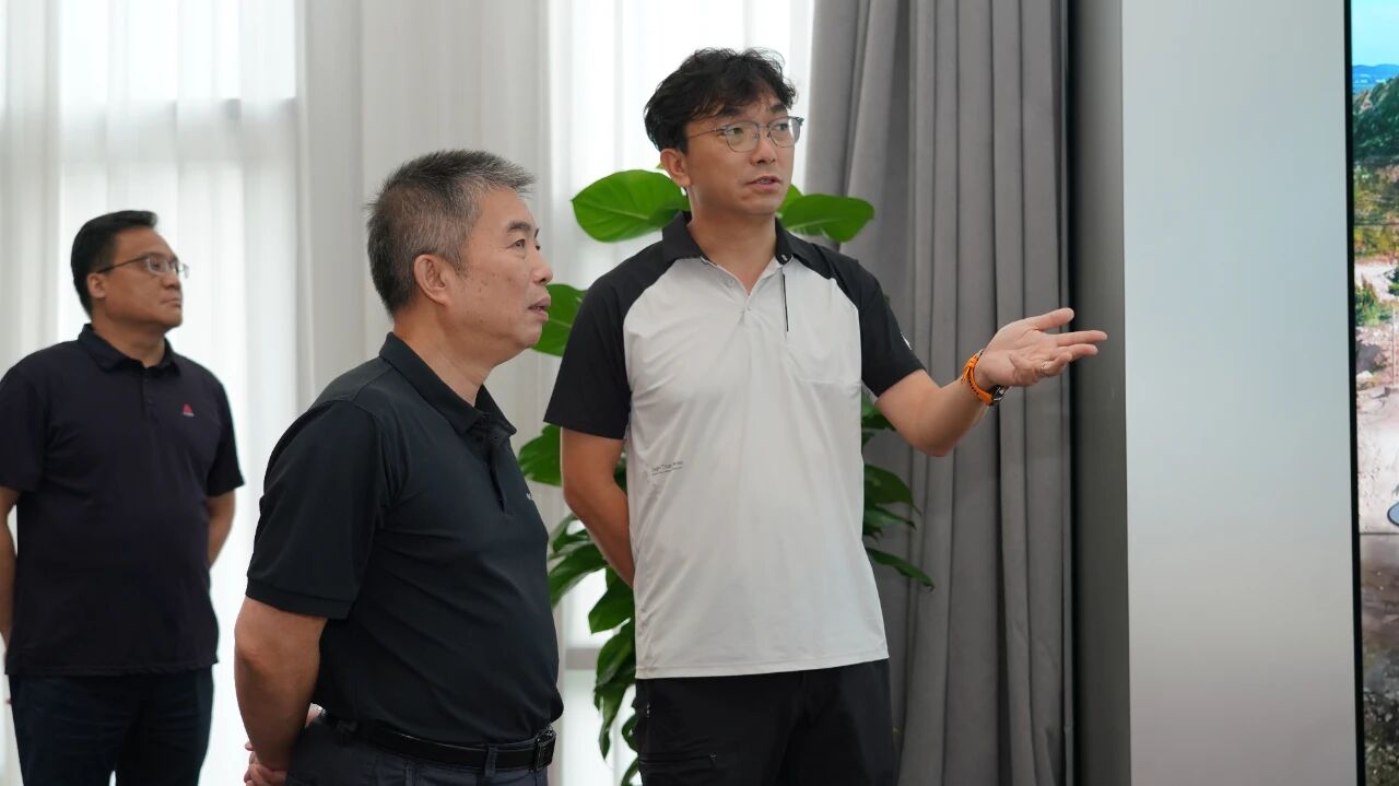 China Machinery Industry Federation Delegation Visits LGMG for Research and Exchange